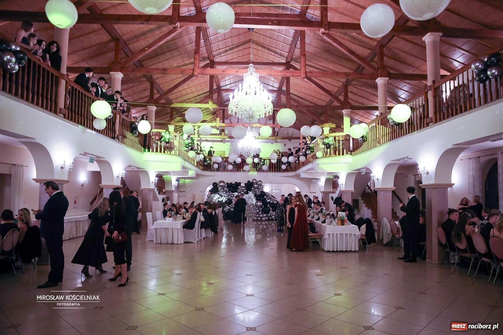 Zdjęcie w galerii na portalu naszraciborz.pl: Studniówka II LO im. Adama Mickiewicza w Parku Leśnym w Rogowie [FOTO] wiadomości z regionu