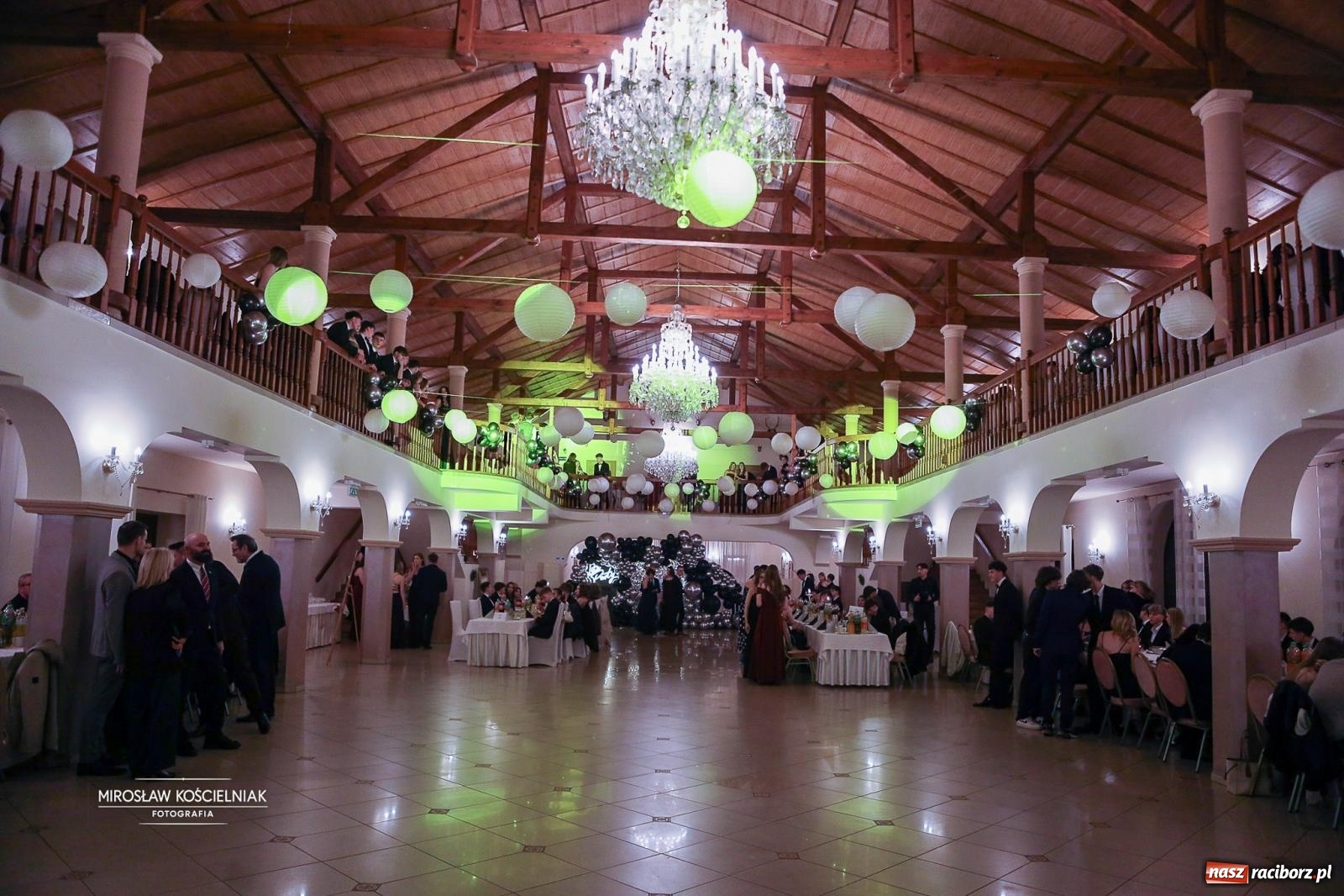 Zdjęcie w galerii na portalu naszraciborz.pl: Studniówka II LO im. Adama Mickiewicza w Parku Leśnym w Rogowie [FOTO] wiadomości z regionu
