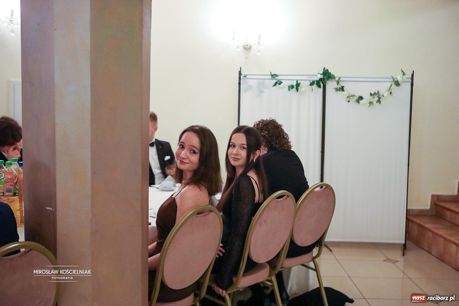 Zdjęcie w galerii na portalu naszraciborz.pl: Studniówka II LO im. Adama Mickiewicza w Parku Leśnym w Rogowie [FOTO] wiadomości z regionu