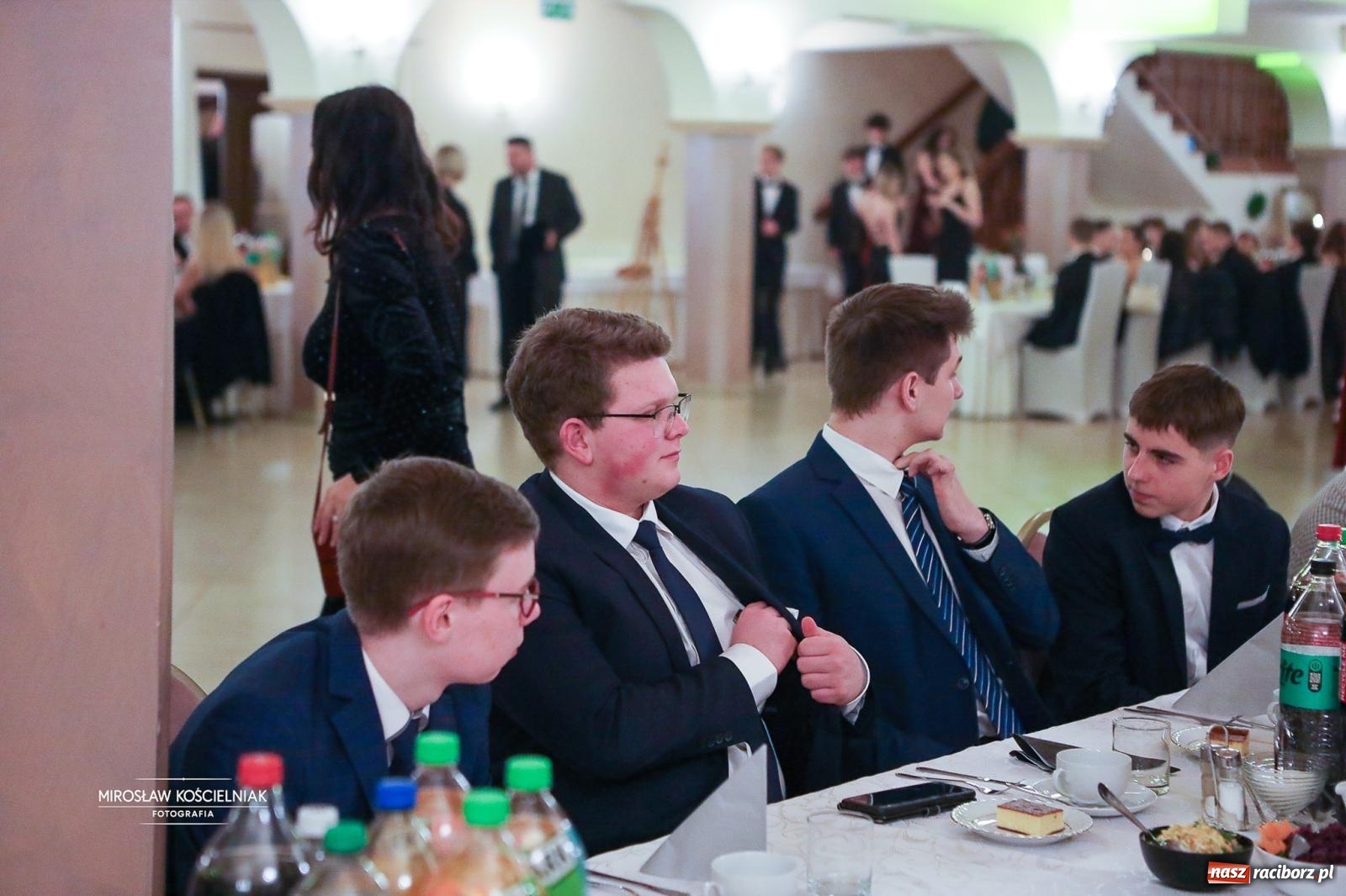 Zdjęcie w galerii na portalu naszraciborz.pl: Studniówka II LO im. Adama Mickiewicza w Parku Leśnym w Rogowie [FOTO] wiadomości z regionu