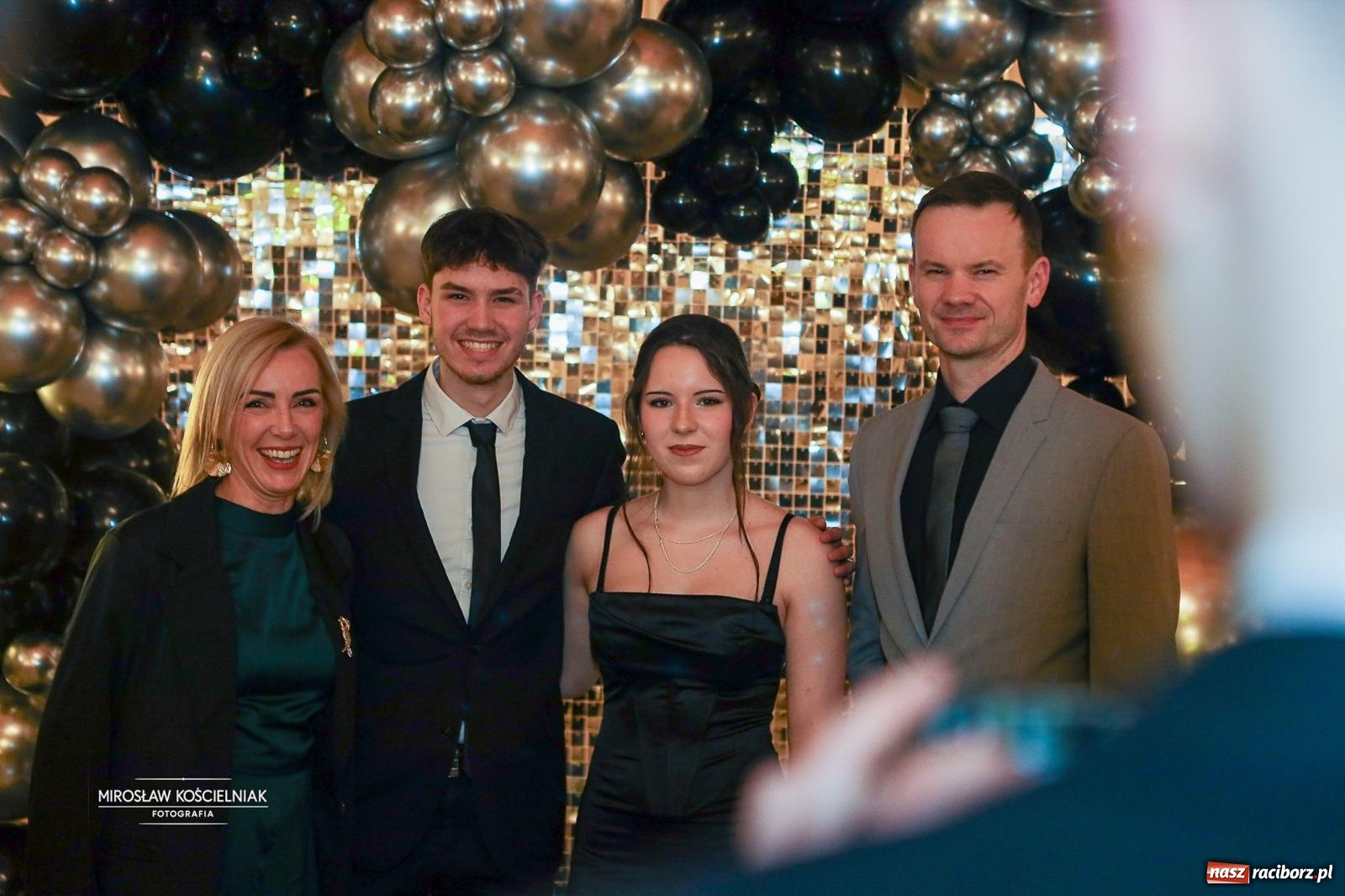 Zdjęcie w galerii na portalu naszraciborz.pl: Studniówka II LO im. Adama Mickiewicza w Parku Leśnym w Rogowie [FOTO] wiadomości z regionu