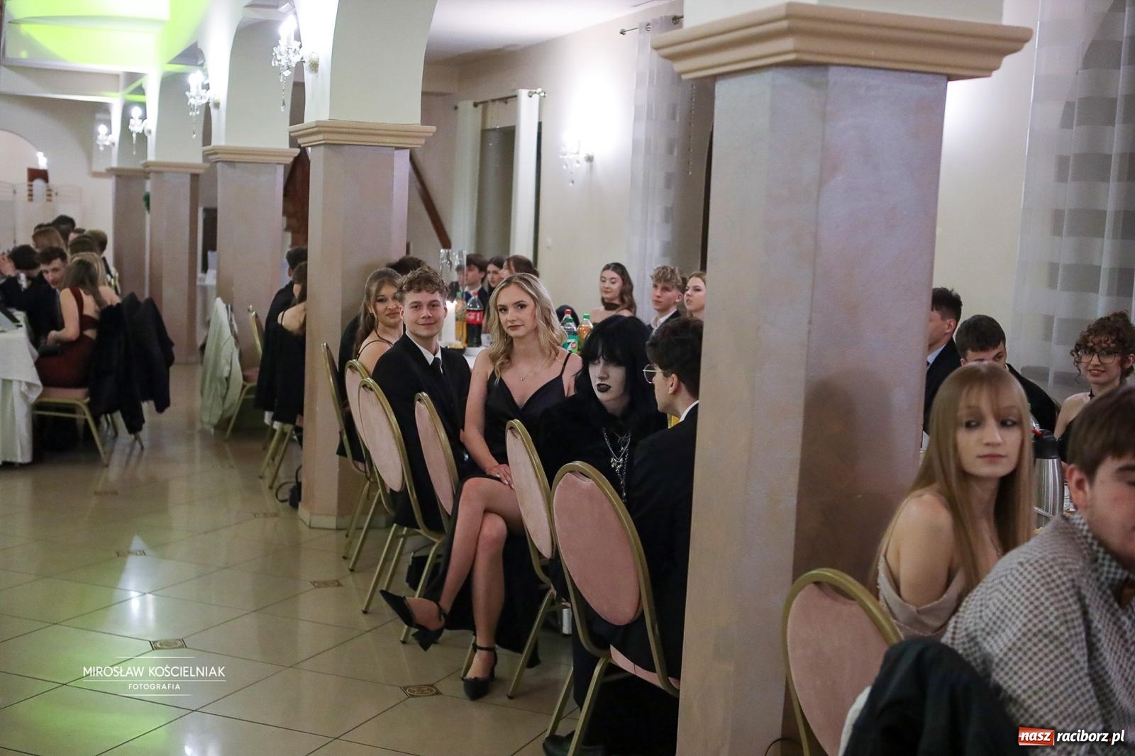 Zdjęcie w galerii na portalu naszraciborz.pl: Studniówka II LO im. Adama Mickiewicza w Parku Leśnym w Rogowie [FOTO] wiadomości z regionu