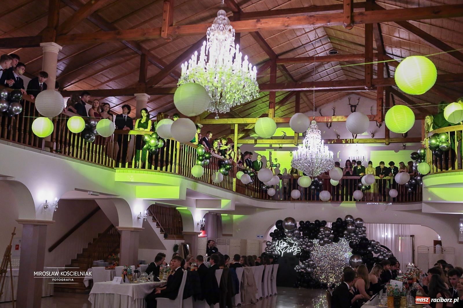 Zdjęcie w galerii na portalu naszraciborz.pl: Studniówka II LO im. Adama Mickiewicza w Parku Leśnym w Rogowie [FOTO] wiadomości z regionu