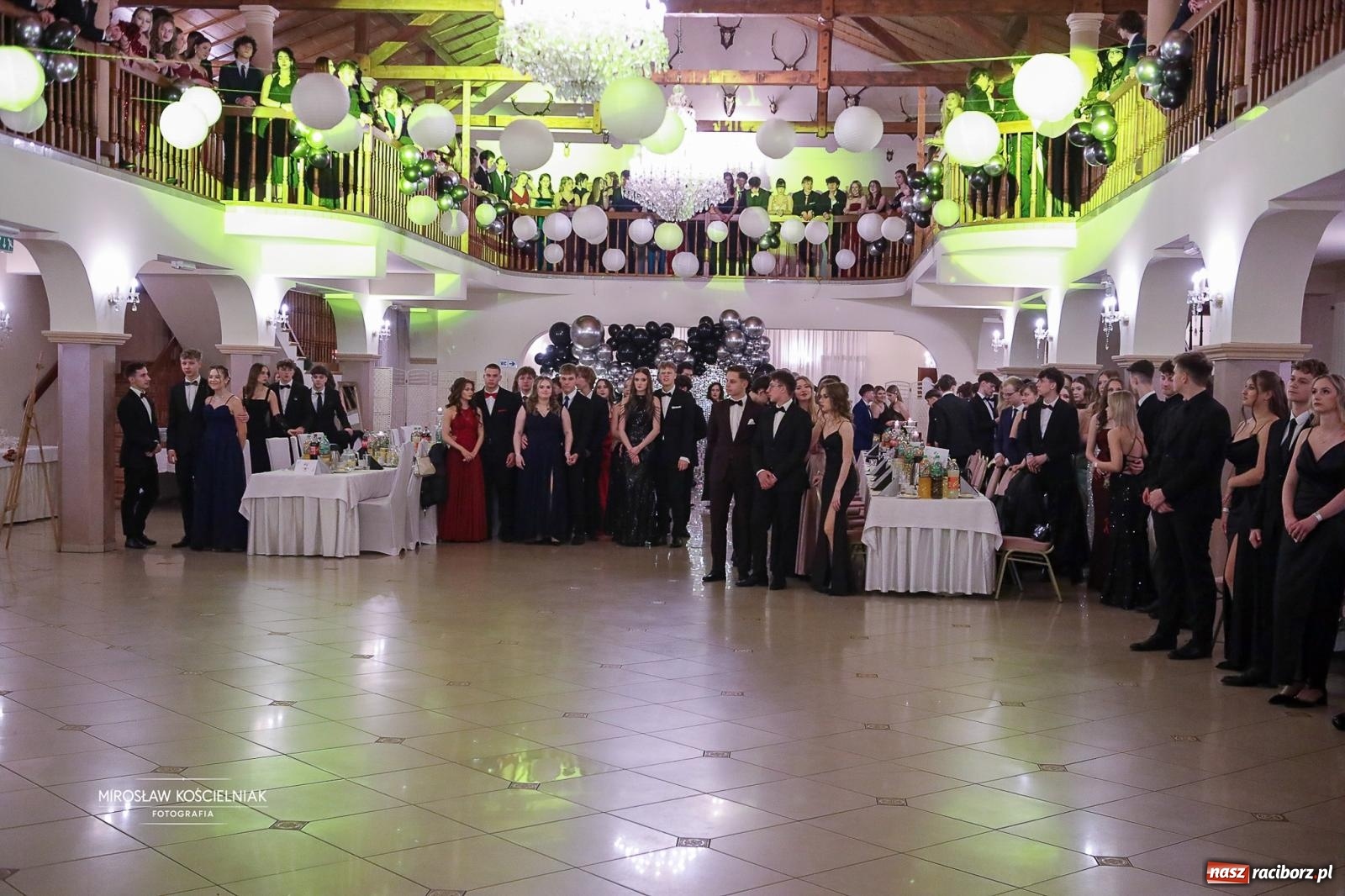 Zdjęcie w galerii na portalu naszraciborz.pl: Studniówka II LO im. Adama Mickiewicza w Parku Leśnym w Rogowie [FOTO] wiadomości z regionu