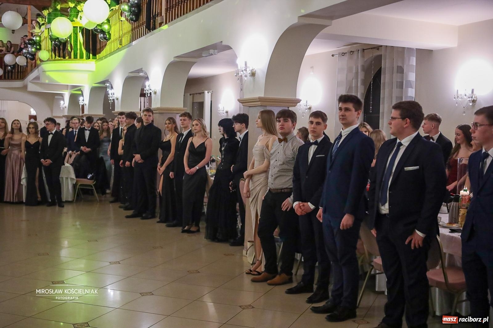 Zdjęcie w galerii na portalu naszraciborz.pl: Studniówka II LO im. Adama Mickiewicza w Parku Leśnym w Rogowie [FOTO] wiadomości z regionu