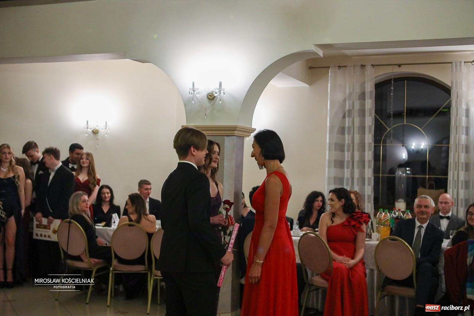 Zdjęcie w galerii na portalu naszraciborz.pl: Studniówka II LO im. Adama Mickiewicza w Parku Leśnym w Rogowie [FOTO] wiadomości z regionu