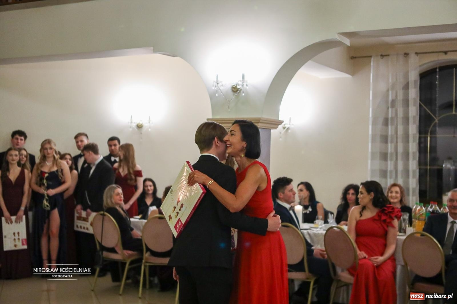 Zdjęcie w galerii na portalu naszraciborz.pl: Studniówka II LO im. Adama Mickiewicza w Parku Leśnym w Rogowie [FOTO] wiadomości z regionu