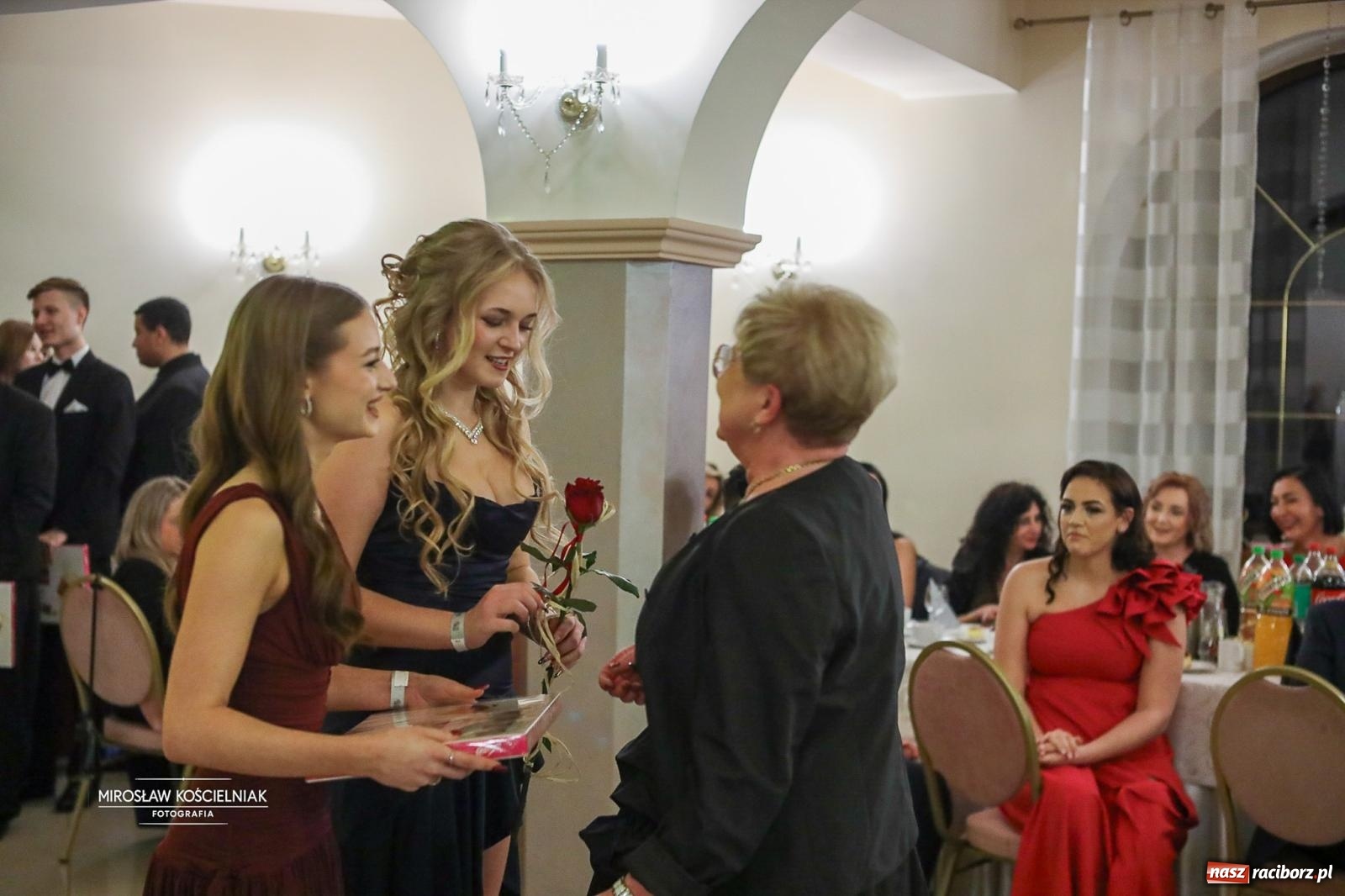 Zdjęcie w galerii na portalu naszraciborz.pl: Studniówka II LO im. Adama Mickiewicza w Parku Leśnym w Rogowie [FOTO] wiadomości z regionu