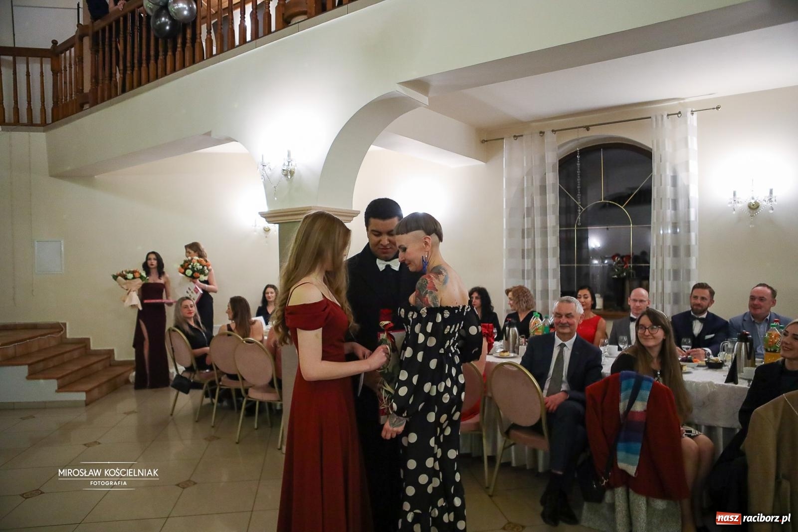 Zdjęcie w galerii na portalu naszraciborz.pl: Studniówka II LO im. Adama Mickiewicza w Parku Leśnym w Rogowie [FOTO] wiadomości z regionu