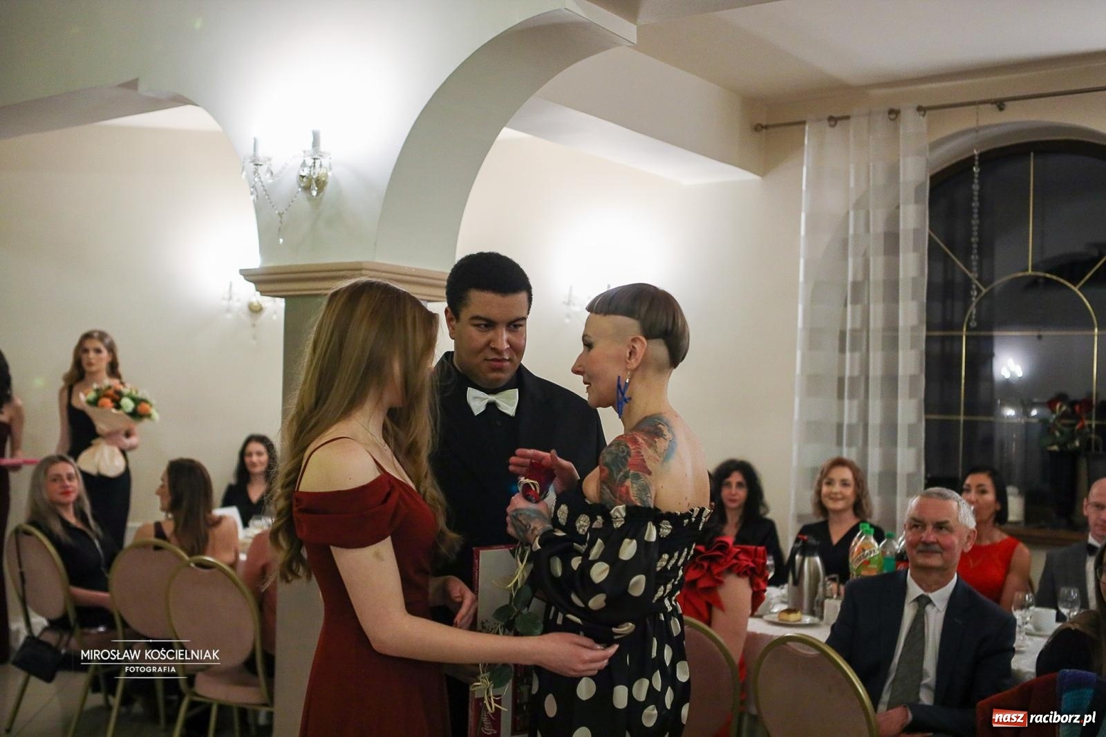 Zdjęcie w galerii na portalu naszraciborz.pl: Studniówka II LO im. Adama Mickiewicza w Parku Leśnym w Rogowie [FOTO] wiadomości z regionu