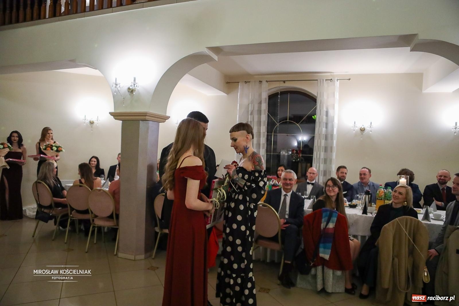 Zdjęcie w galerii na portalu naszraciborz.pl: Studniówka II LO im. Adama Mickiewicza w Parku Leśnym w Rogowie [FOTO] wiadomości z regionu