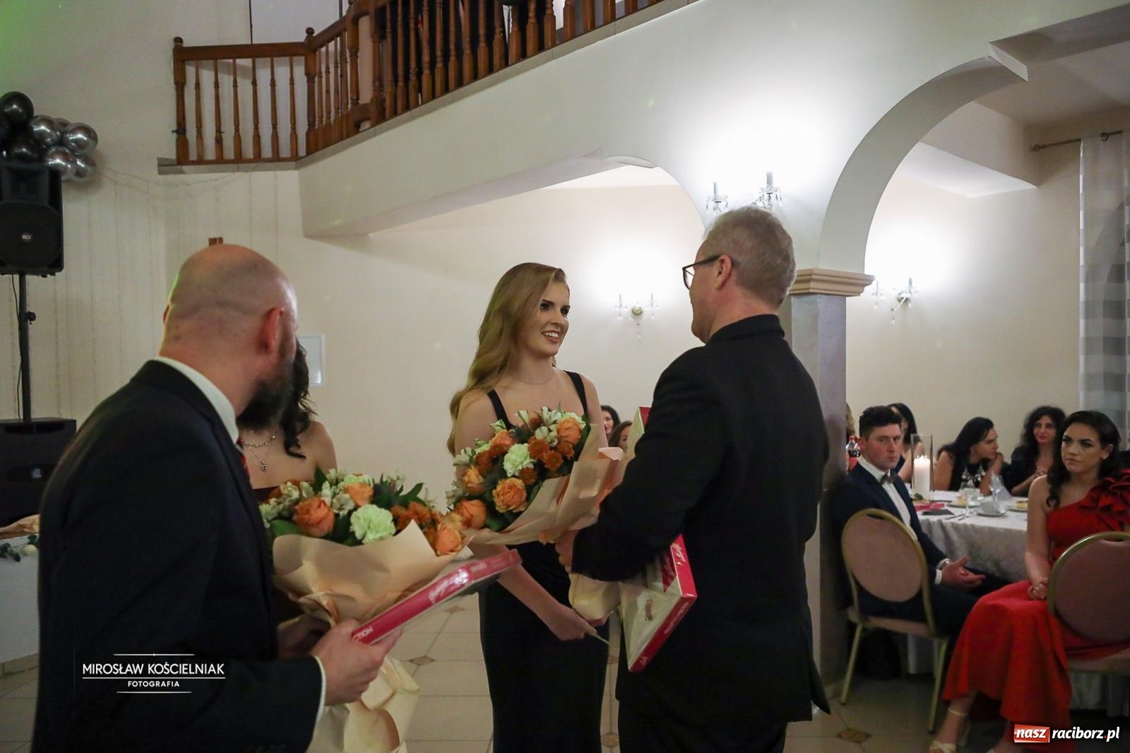 Zdjęcie w galerii na portalu naszraciborz.pl: Studniówka II LO im. Adama Mickiewicza w Parku Leśnym w Rogowie [FOTO] wiadomości z regionu