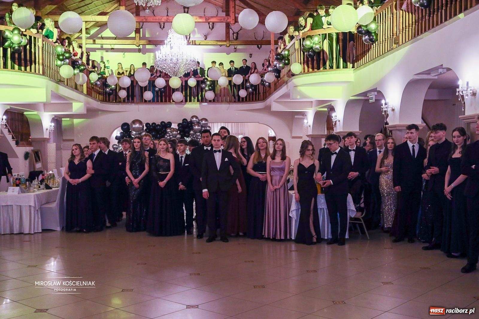 Zdjęcie w galerii na portalu naszraciborz.pl: Studniówka II LO im. Adama Mickiewicza w Parku Leśnym w Rogowie [FOTO] wiadomości z regionu