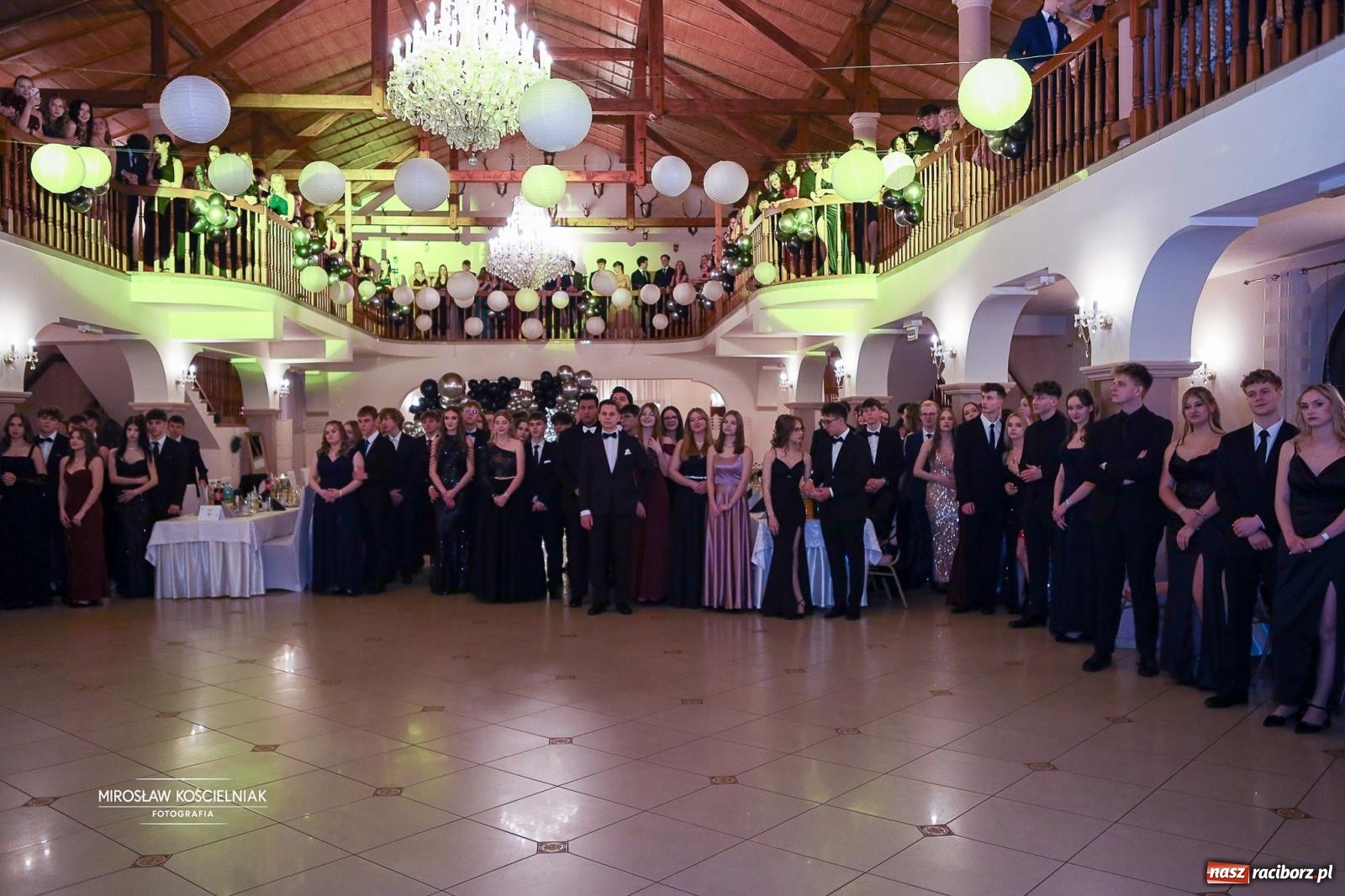 Zdjęcie w galerii na portalu naszraciborz.pl: Studniówka II LO im. Adama Mickiewicza w Parku Leśnym w Rogowie [FOTO] wiadomości z regionu