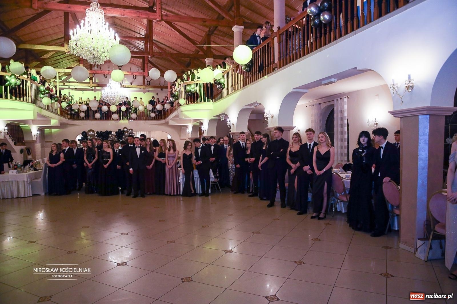 Zdjęcie w galerii na portalu naszraciborz.pl: Studniówka II LO im. Adama Mickiewicza w Parku Leśnym w Rogowie [FOTO] wiadomości z regionu