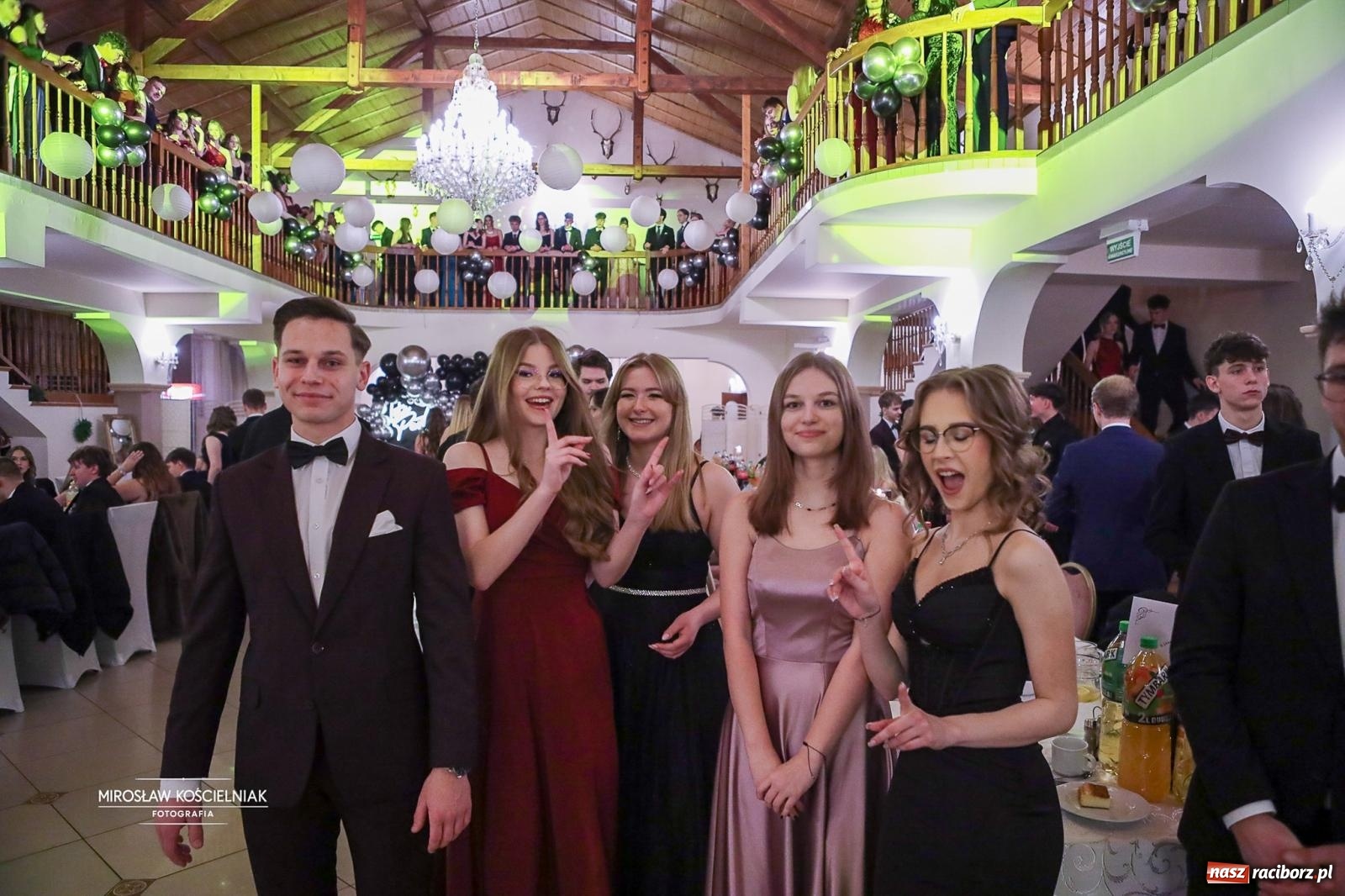 Zdjęcie w galerii na portalu naszraciborz.pl: Studniówka II LO im. Adama Mickiewicza w Parku Leśnym w Rogowie [FOTO] wiadomości z regionu