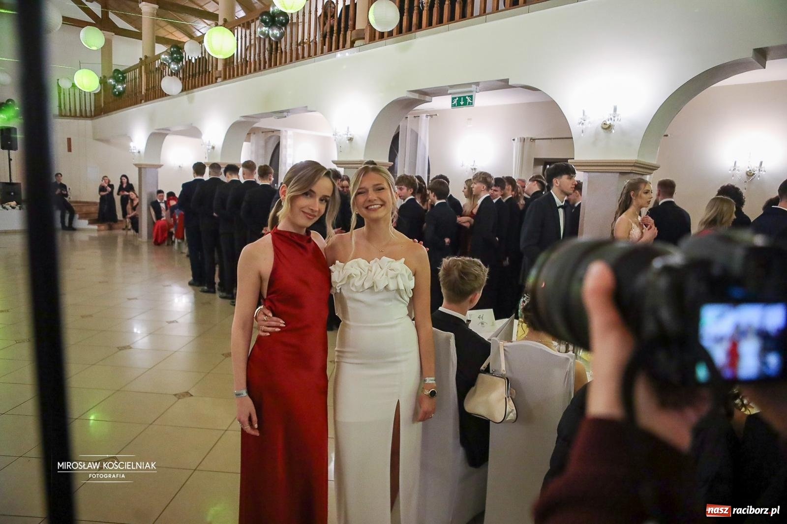 Zdjęcie w galerii na portalu naszraciborz.pl: Studniówka II LO im. Adama Mickiewicza w Parku Leśnym w Rogowie [FOTO] wiadomości z regionu