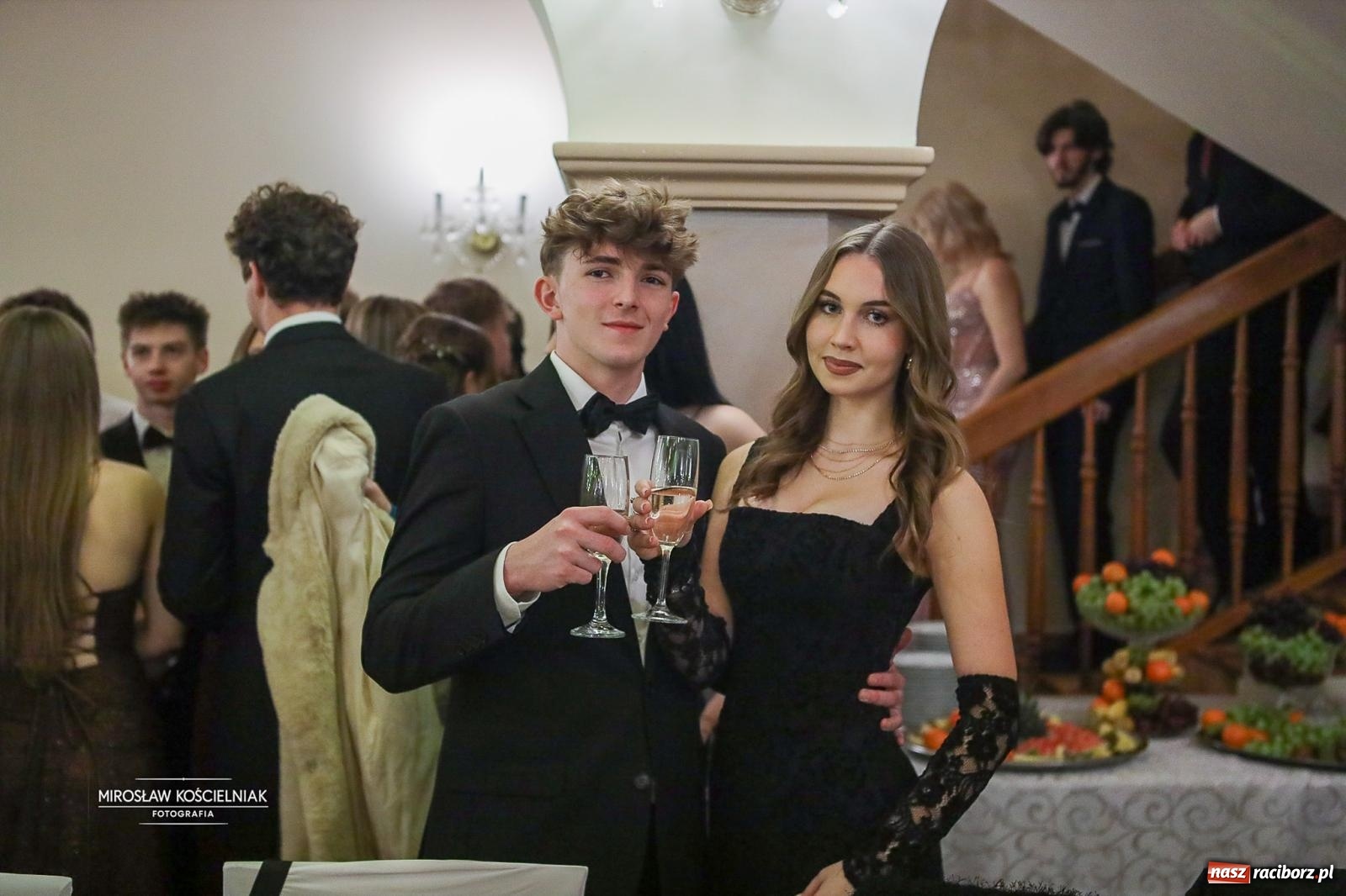 Zdjęcie w galerii na portalu naszraciborz.pl: Studniówka II LO im. Adama Mickiewicza w Parku Leśnym w Rogowie [FOTO] wiadomości z regionu