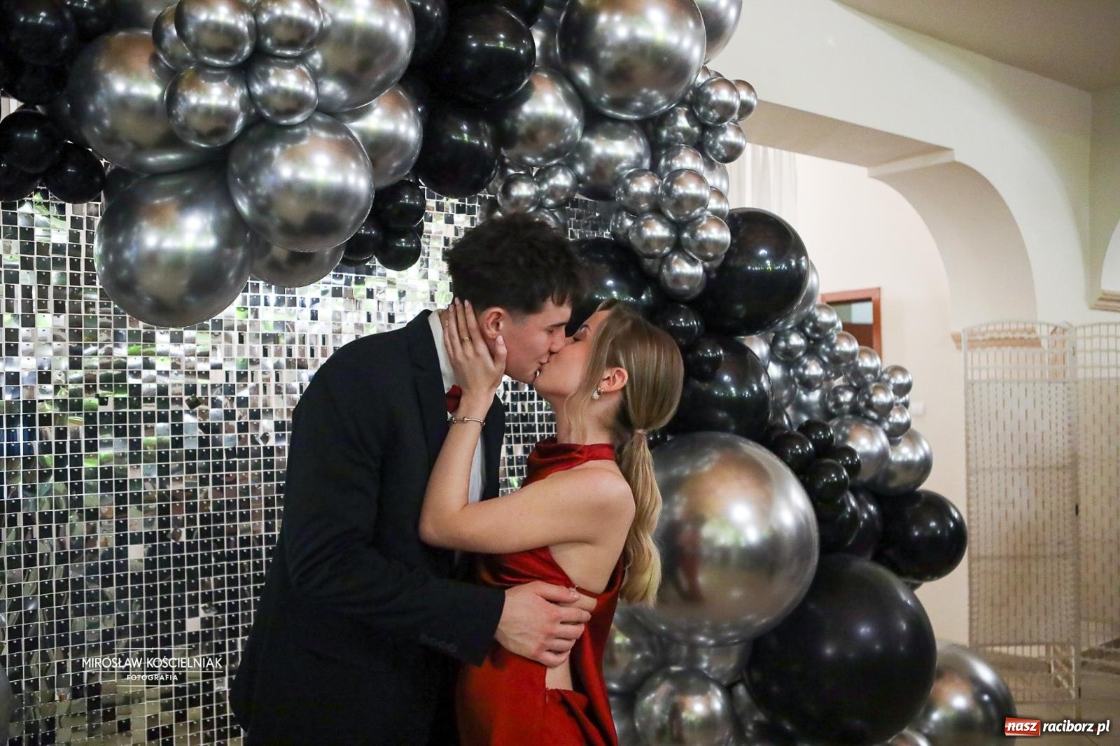 Zdjęcie w galerii na portalu naszraciborz.pl: Studniówka II LO im. Adama Mickiewicza w Parku Leśnym w Rogowie [FOTO] wiadomości z regionu