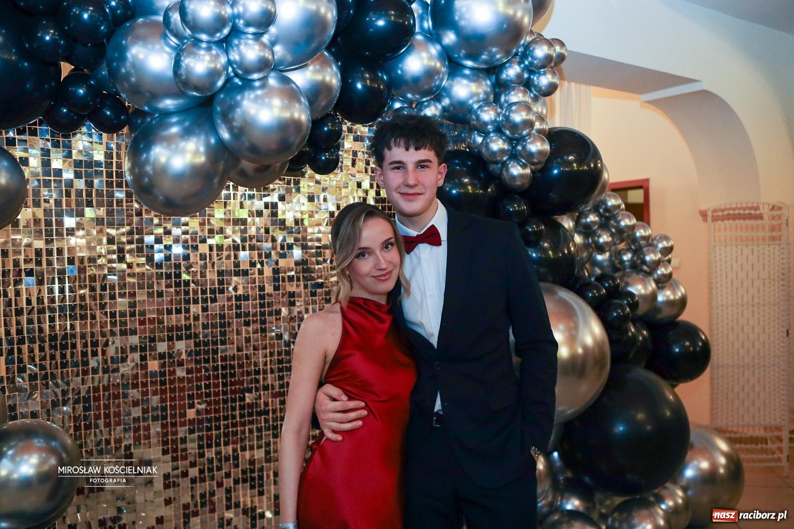 Zdjęcie w galerii na portalu naszraciborz.pl: Studniówka II LO im. Adama Mickiewicza w Parku Leśnym w Rogowie [FOTO] wiadomości z regionu