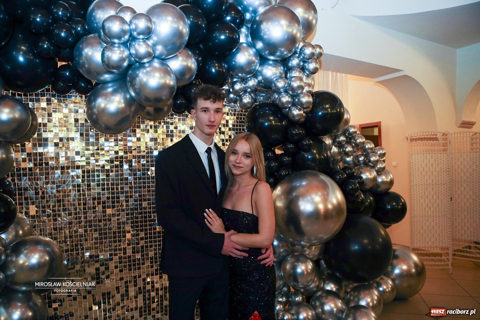 Zdjęcie w galerii na portalu naszraciborz.pl: Studniówka II LO im. Adama Mickiewicza w Parku Leśnym w Rogowie [FOTO] wiadomości z regionu