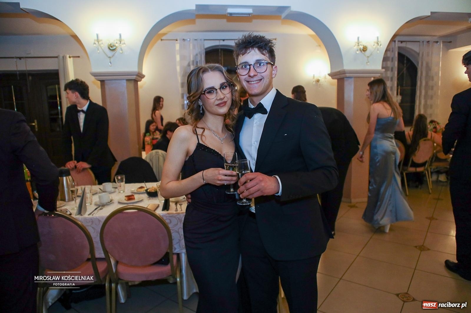 Zdjęcie w galerii na portalu naszraciborz.pl: Studniówka II LO im. Adama Mickiewicza w Parku Leśnym w Rogowie [FOTO] wiadomości z regionu