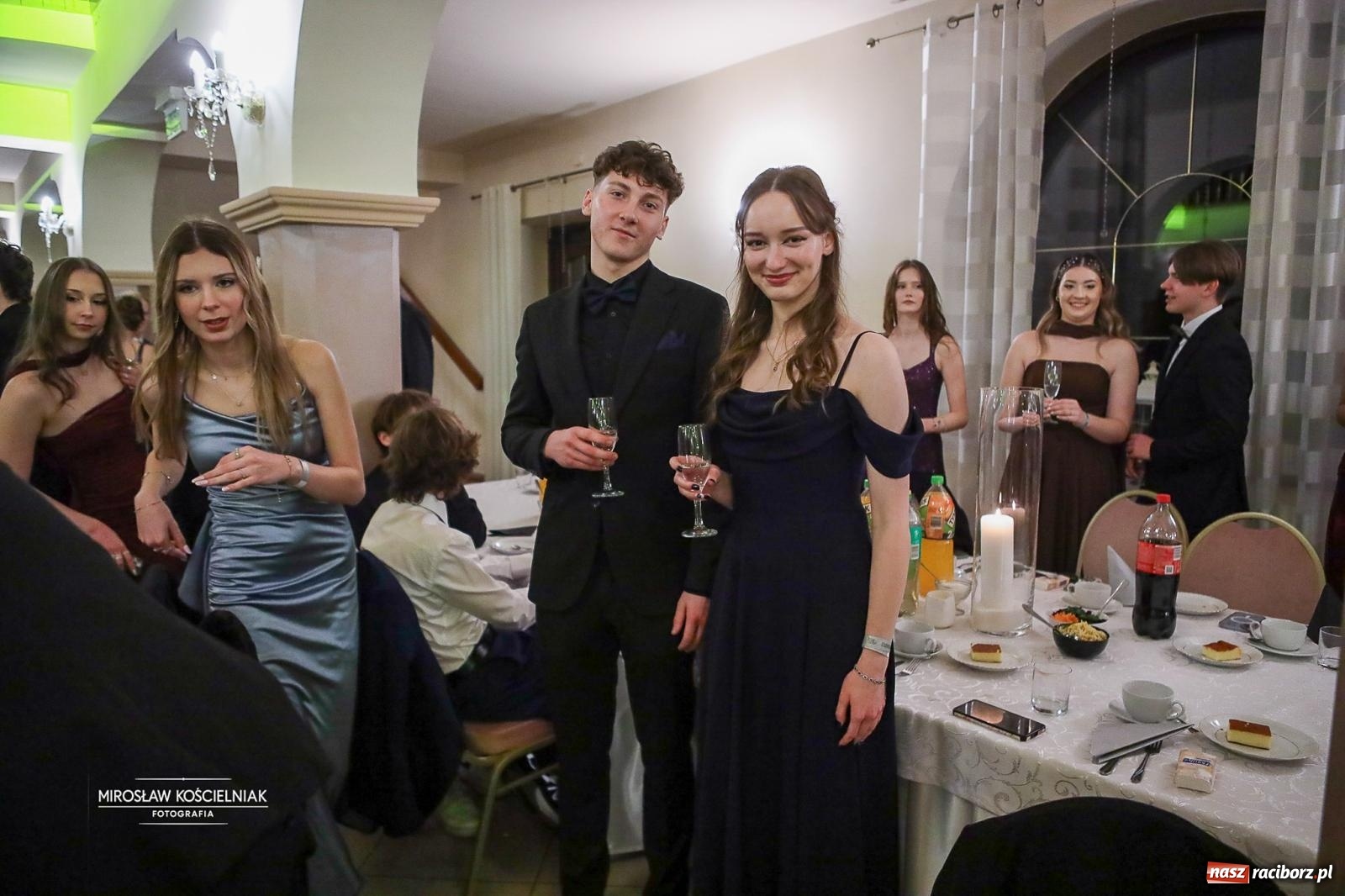 Zdjęcie w galerii na portalu naszraciborz.pl: Studniówka II LO im. Adama Mickiewicza w Parku Leśnym w Rogowie [FOTO] wiadomości z regionu