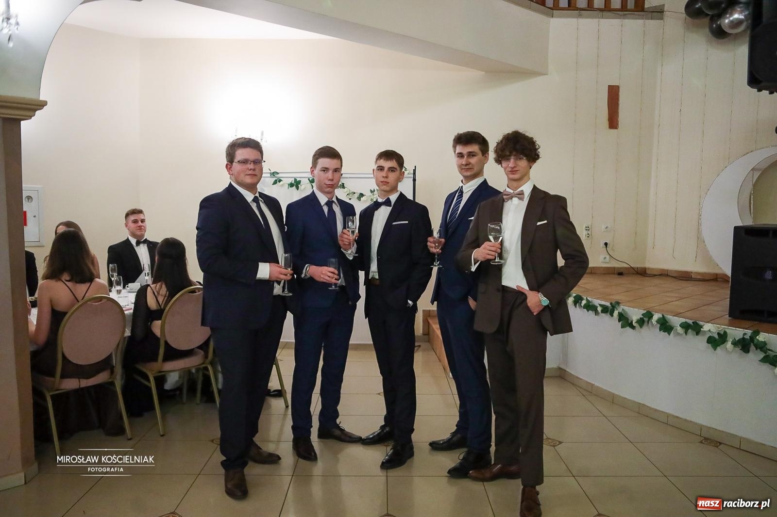 Zdjęcie w galerii na portalu naszraciborz.pl: Studniówka II LO im. Adama Mickiewicza w Parku Leśnym w Rogowie [FOTO] wiadomości z regionu