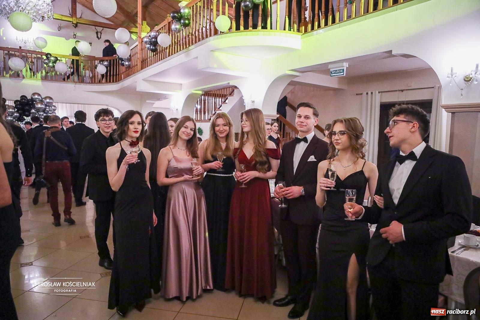 Zdjęcie w galerii na portalu naszraciborz.pl: Studniówka II LO im. Adama Mickiewicza w Parku Leśnym w Rogowie [FOTO] wiadomości z regionu