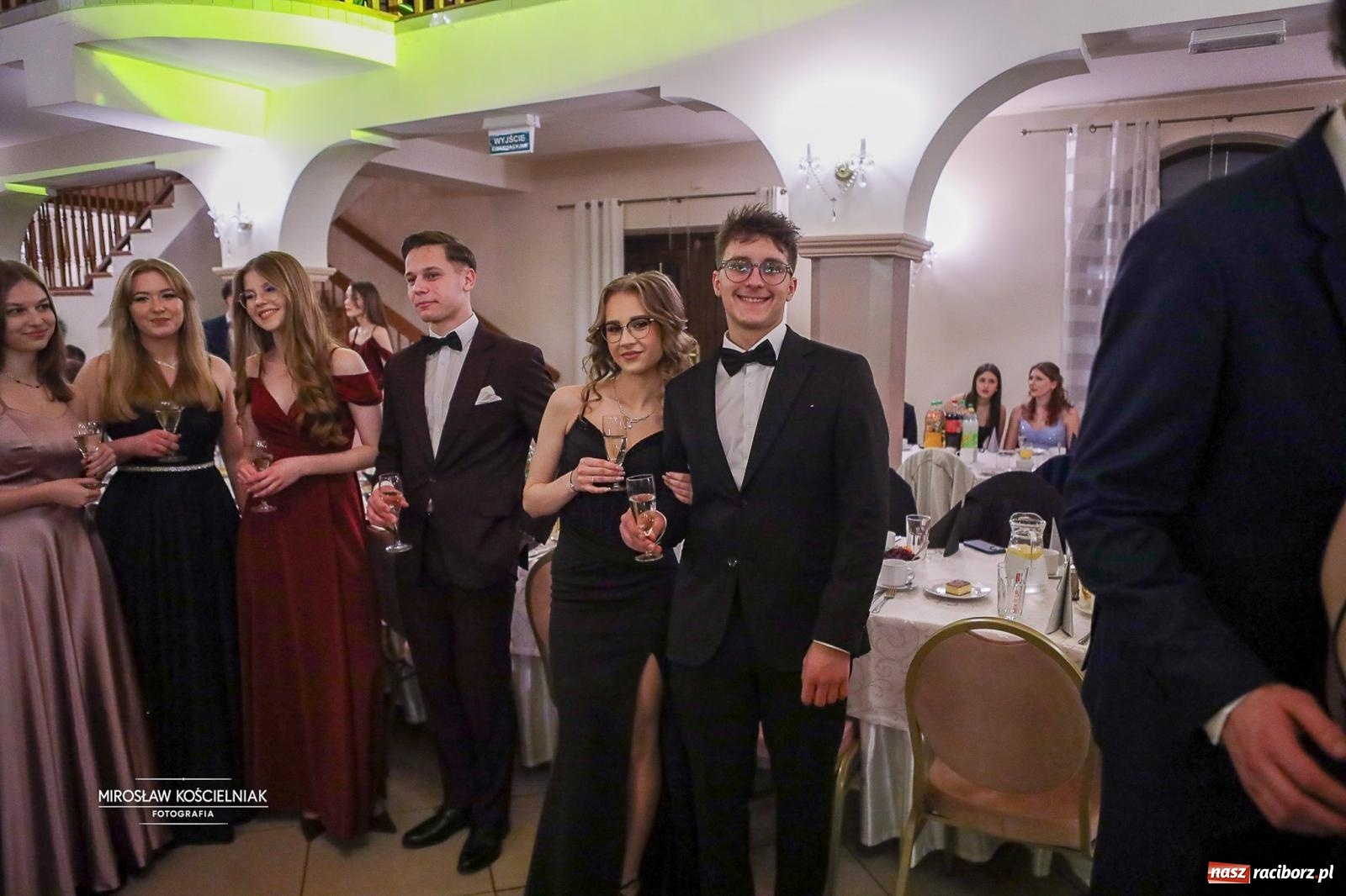 Zdjęcie w galerii na portalu naszraciborz.pl: Studniówka II LO im. Adama Mickiewicza w Parku Leśnym w Rogowie [FOTO] wiadomości z regionu