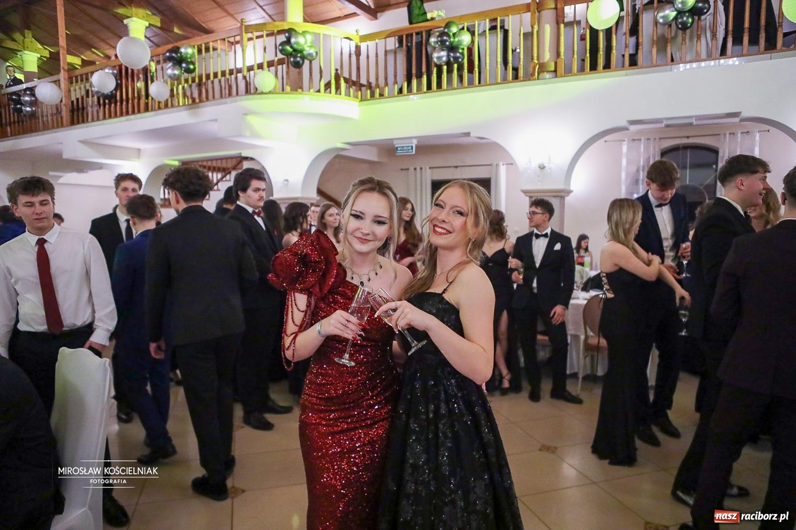 Zdjęcie w galerii na portalu naszraciborz.pl: Studniówka II LO im. Adama Mickiewicza w Parku Leśnym w Rogowie [FOTO] wiadomości z regionu