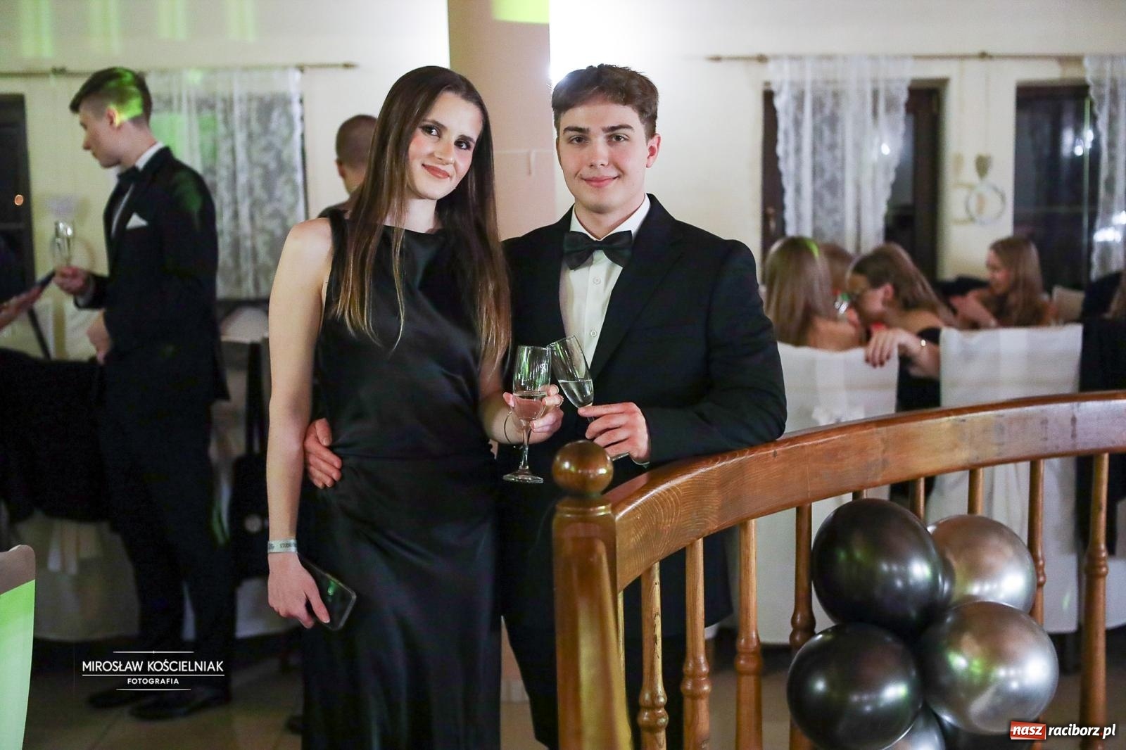 Zdjęcie w galerii na portalu naszraciborz.pl: Studniówka II LO im. Adama Mickiewicza w Parku Leśnym w Rogowie [FOTO] wiadomości z regionu