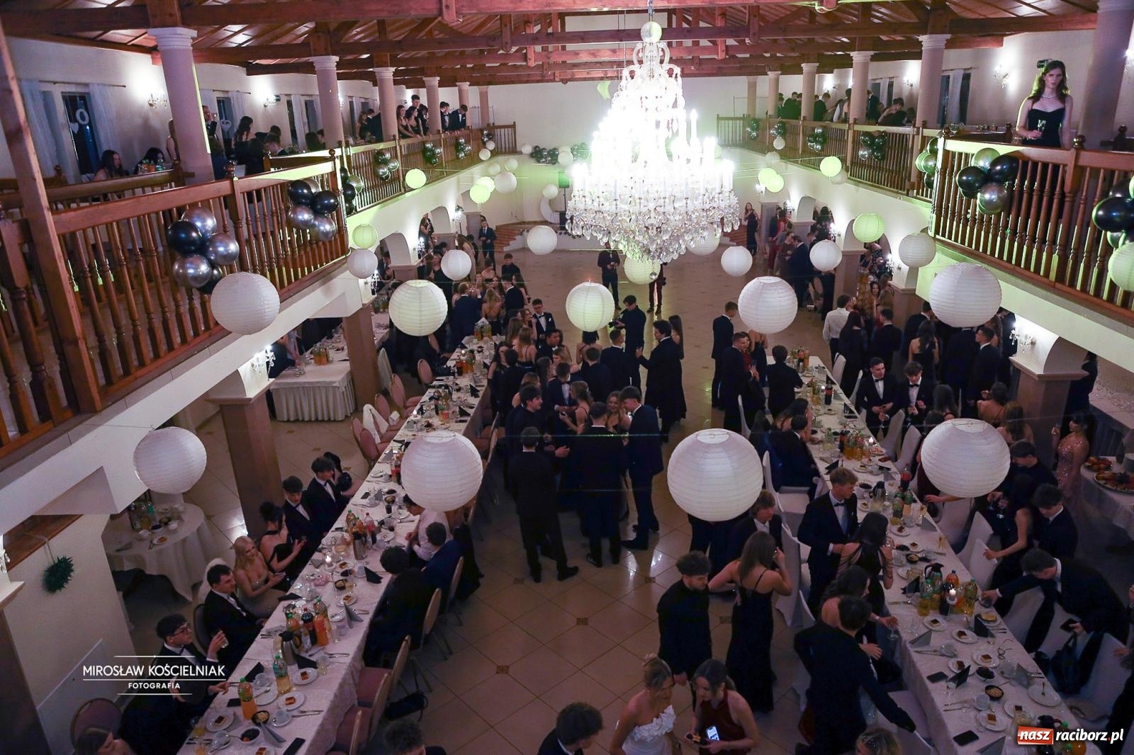 Zdjęcie w galerii na portalu naszraciborz.pl: Studniówka II LO im. Adama Mickiewicza w Parku Leśnym w Rogowie [FOTO] wiadomości z regionu