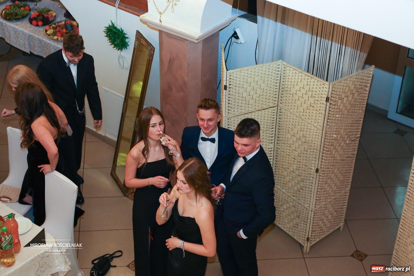 Zdjęcie w galerii na portalu naszraciborz.pl: Studniówka II LO im. Adama Mickiewicza w Parku Leśnym w Rogowie [FOTO] wiadomości z regionu