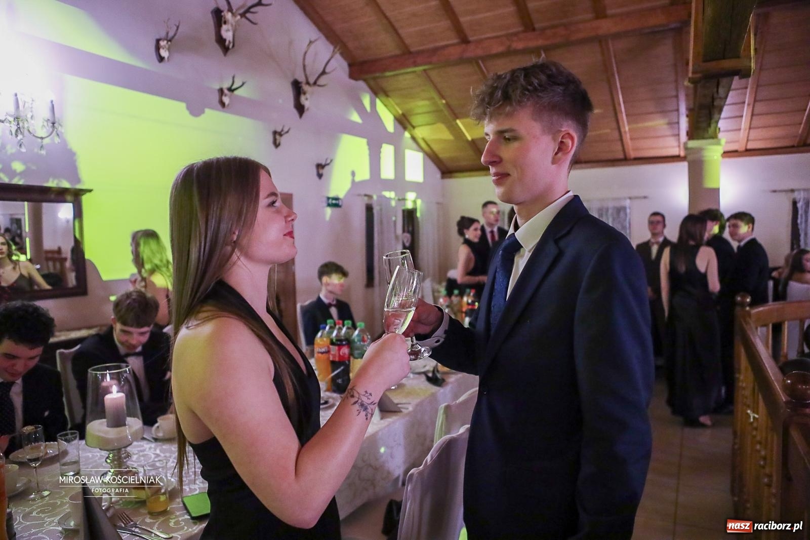 Zdjęcie w galerii na portalu naszraciborz.pl: Studniówka II LO im. Adama Mickiewicza w Parku Leśnym w Rogowie [FOTO] wiadomości z regionu