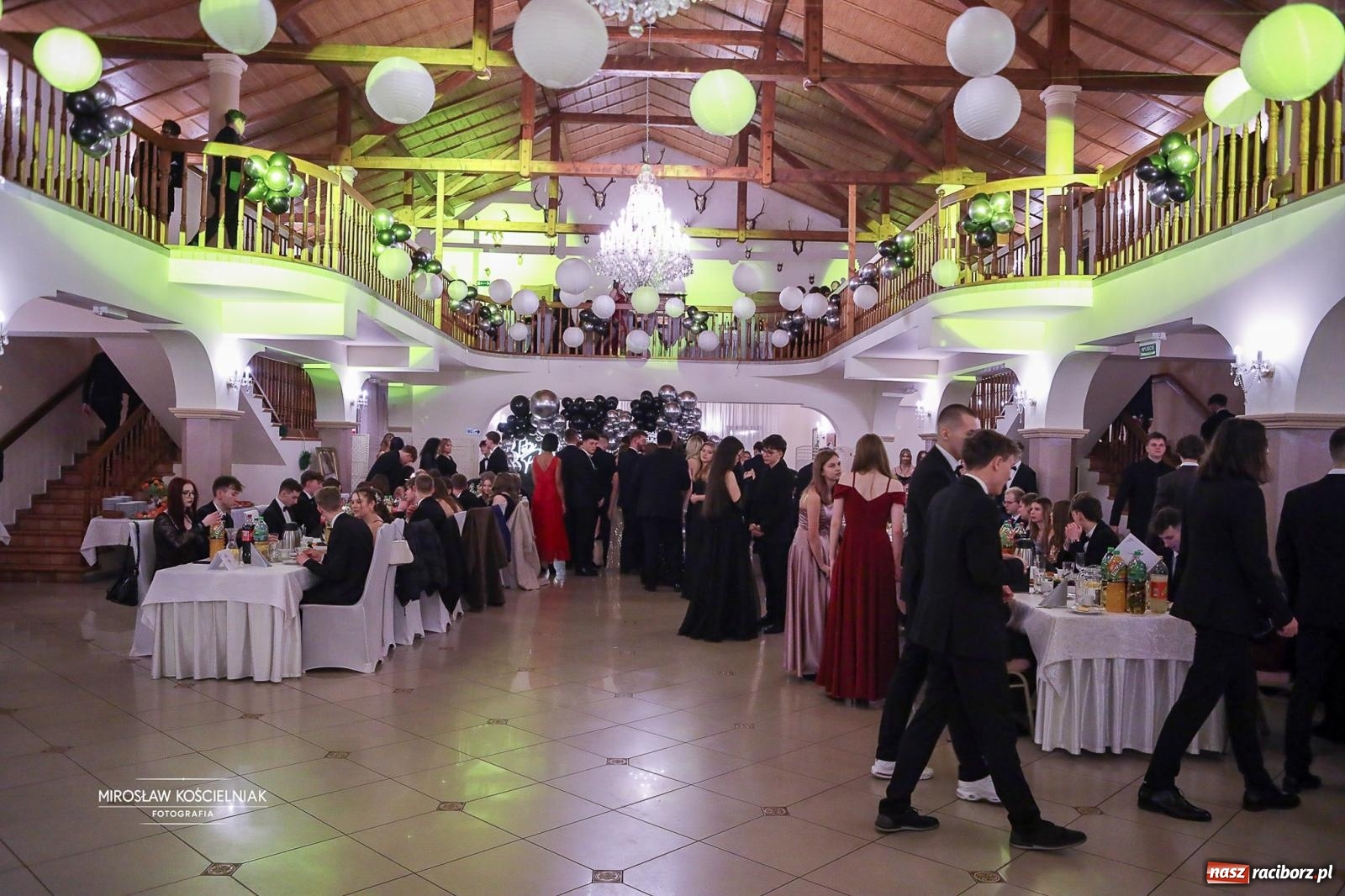 Zdjęcie w galerii na portalu naszraciborz.pl: Studniówka II LO im. Adama Mickiewicza w Parku Leśnym w Rogowie [FOTO] wiadomości z regionu