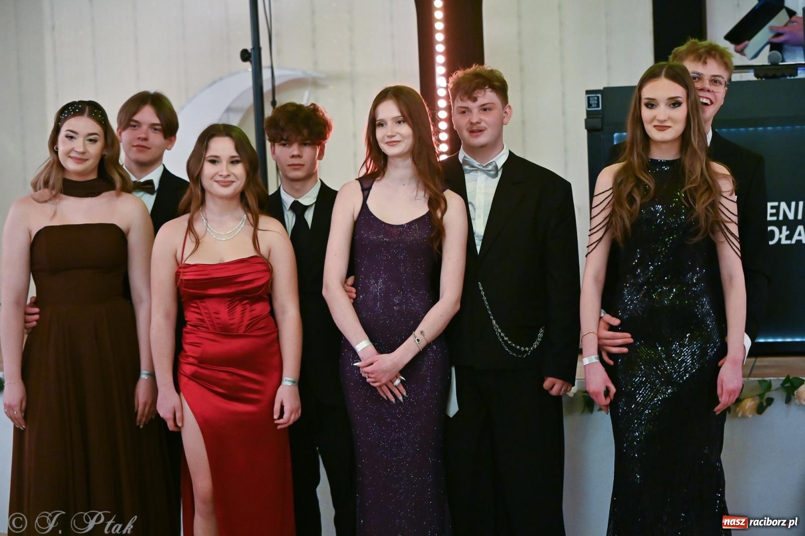 Zdjęcie w galerii na portalu naszraciborz.pl: Razem młodzi przyjaciele! Studniówka II LO z Raciborza [FOTO i WIDEO] wiadomości z regionu