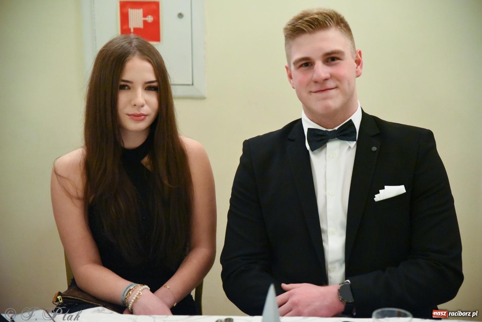 Zdjęcie w galerii na portalu naszraciborz.pl: Razem młodzi przyjaciele! Studniówka II LO z Raciborza [FOTO i WIDEO] wiadomości z regionu