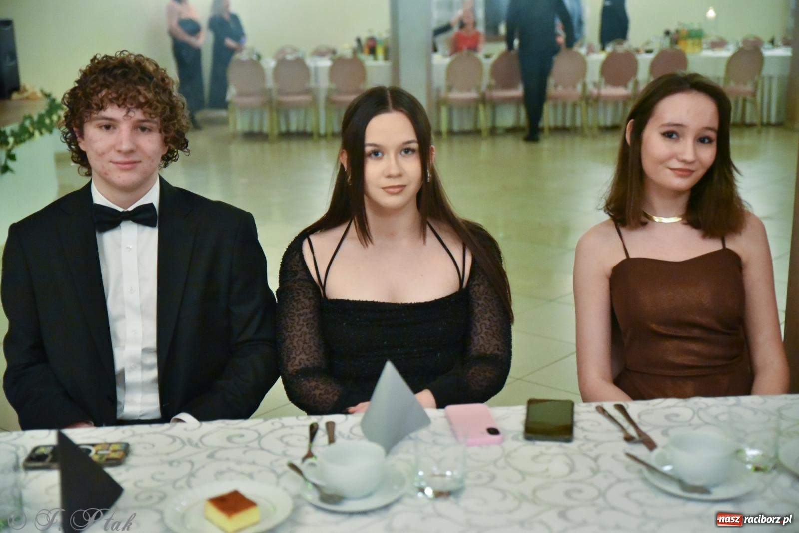 Zdjęcie w galerii na portalu naszraciborz.pl: Razem młodzi przyjaciele! Studniówka II LO z Raciborza [FOTO i WIDEO] wiadomości z regionu