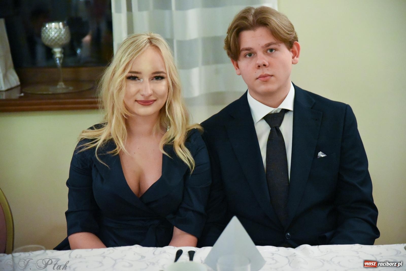 Zdjęcie w galerii na portalu naszraciborz.pl: Razem młodzi przyjaciele! Studniówka II LO z Raciborza [FOTO i WIDEO] wiadomości z regionu