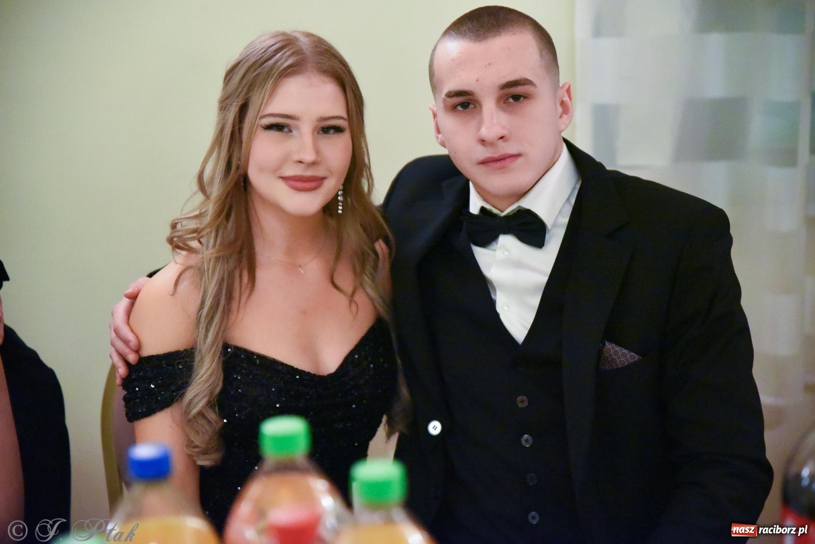 Zdjęcie w galerii na portalu naszraciborz.pl: Razem młodzi przyjaciele! Studniówka II LO z Raciborza [FOTO i WIDEO] wiadomości z regionu