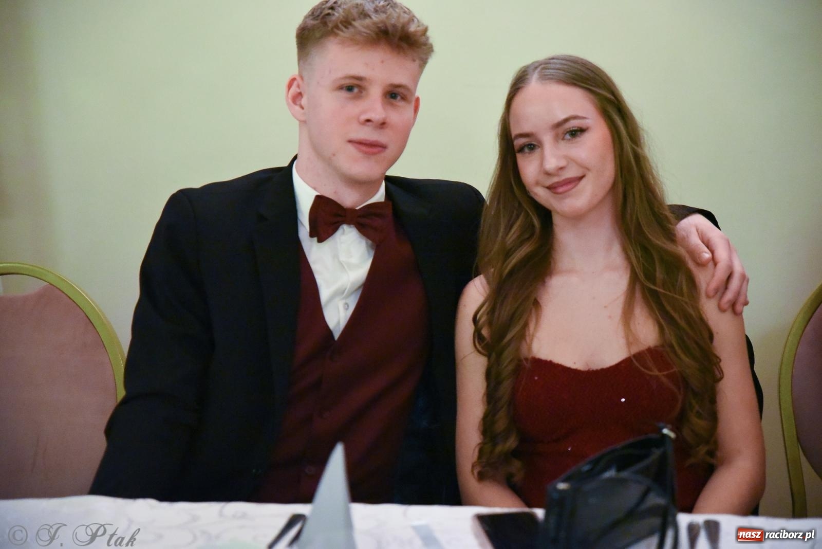 Zdjęcie w galerii na portalu naszraciborz.pl: Razem młodzi przyjaciele! Studniówka II LO z Raciborza [FOTO i WIDEO] wiadomości z regionu