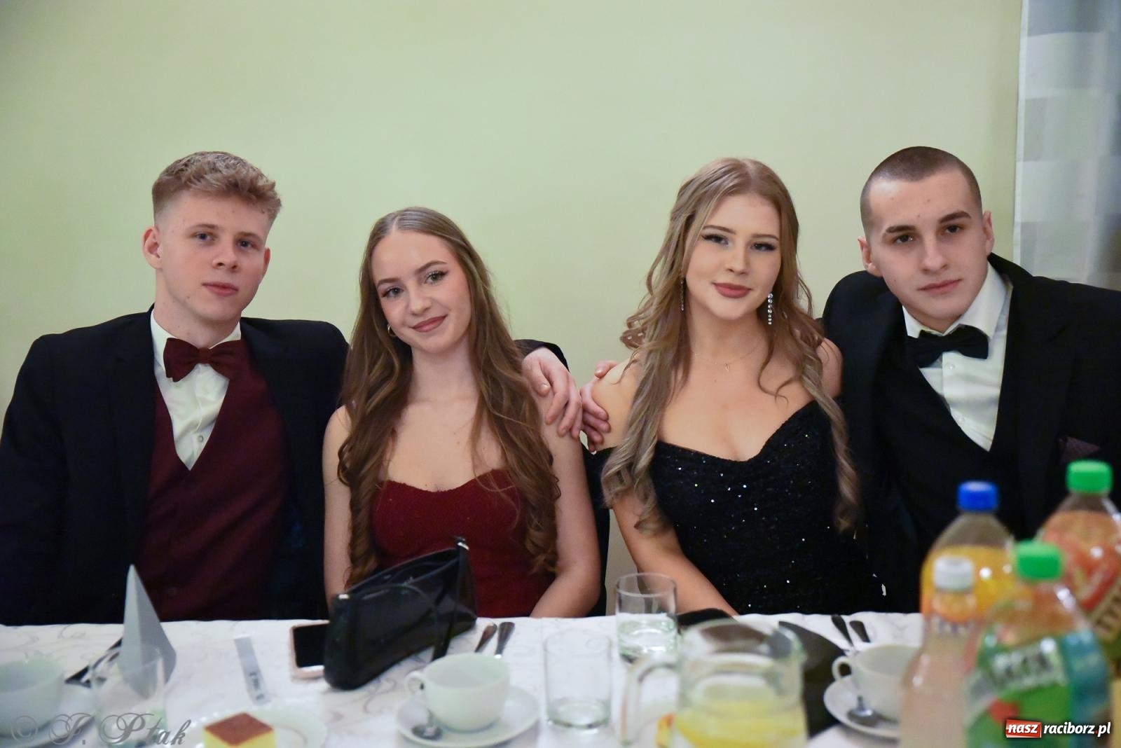 Zdjęcie w galerii na portalu naszraciborz.pl: Razem młodzi przyjaciele! Studniówka II LO z Raciborza [FOTO i WIDEO] wiadomości z regionu