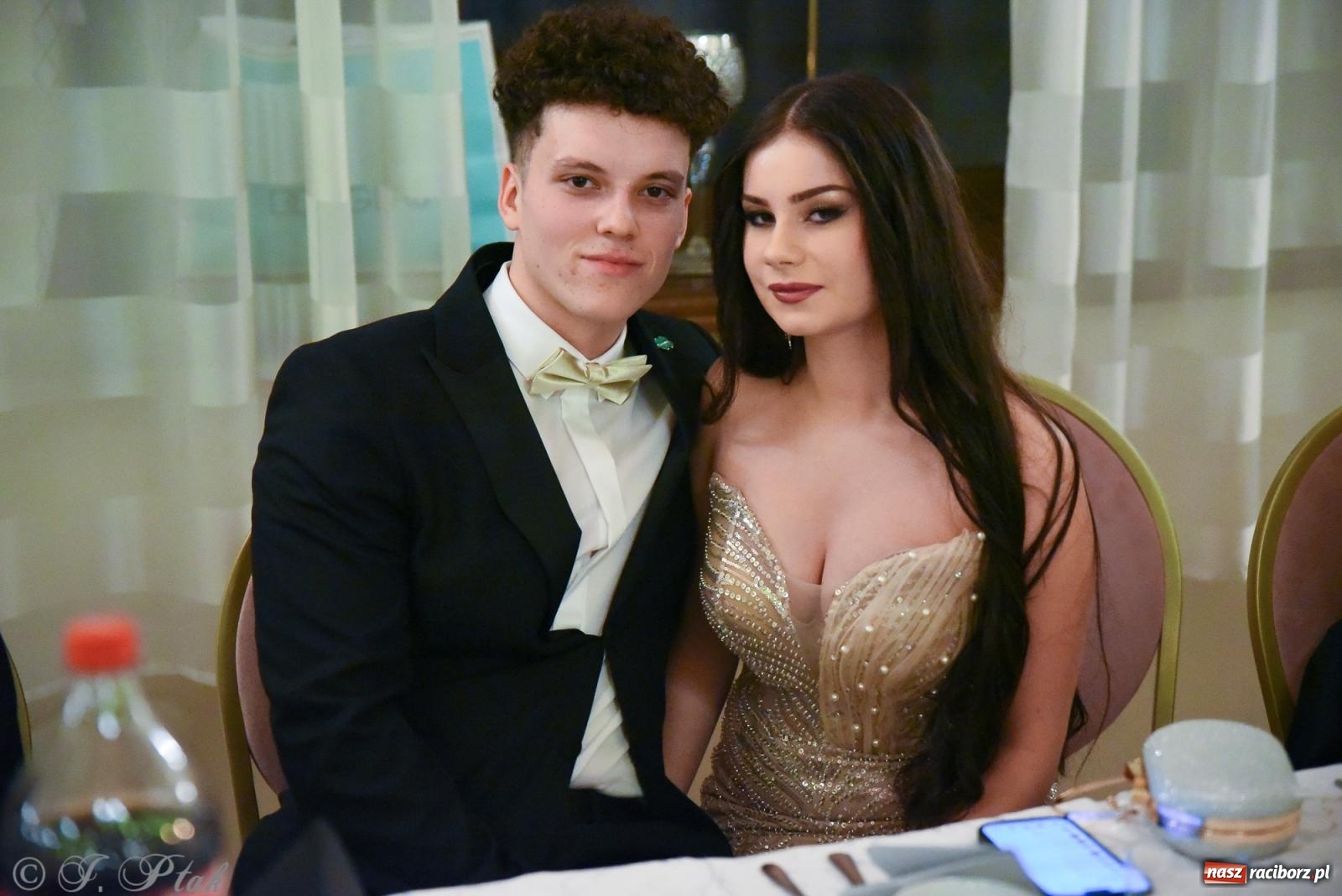 Zdjęcie w galerii na portalu naszraciborz.pl: Razem młodzi przyjaciele! Studniówka II LO z Raciborza [FOTO i WIDEO] wiadomości z regionu