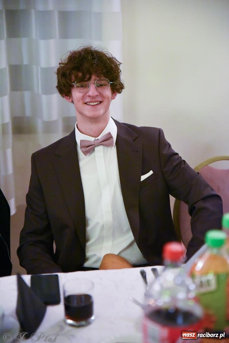 Zdjęcie w galerii na portalu naszraciborz.pl: Razem młodzi przyjaciele! Studniówka II LO z Raciborza [FOTO i WIDEO] wiadomości z regionu