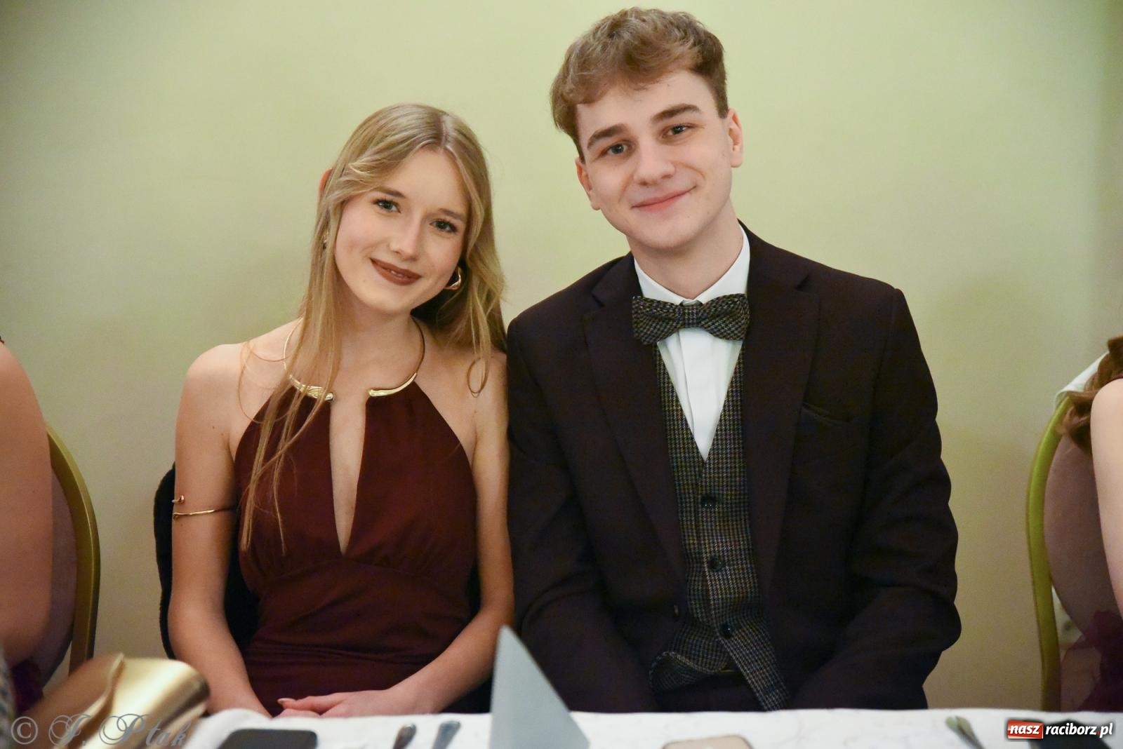 Zdjęcie w galerii na portalu naszraciborz.pl: Razem młodzi przyjaciele! Studniówka II LO z Raciborza [FOTO i WIDEO] wiadomości z regionu