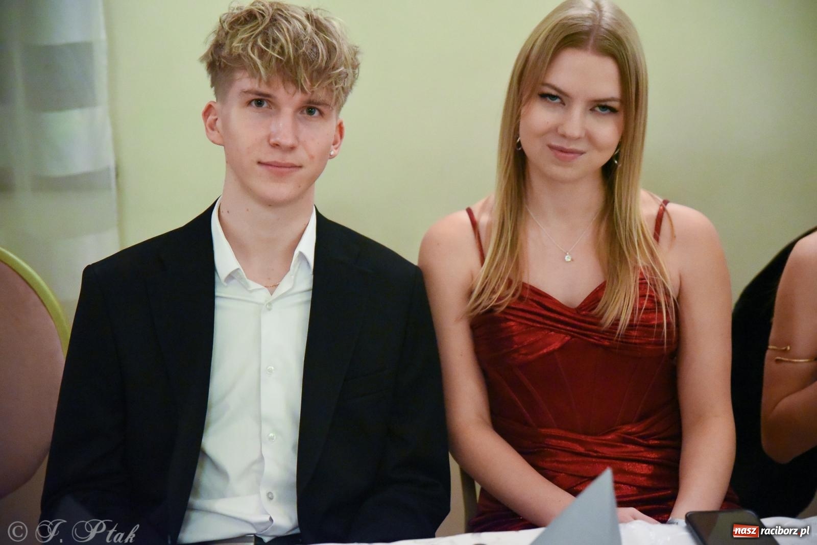 Zdjęcie w galerii na portalu naszraciborz.pl: Razem młodzi przyjaciele! Studniówka II LO z Raciborza [FOTO i WIDEO] wiadomości z regionu