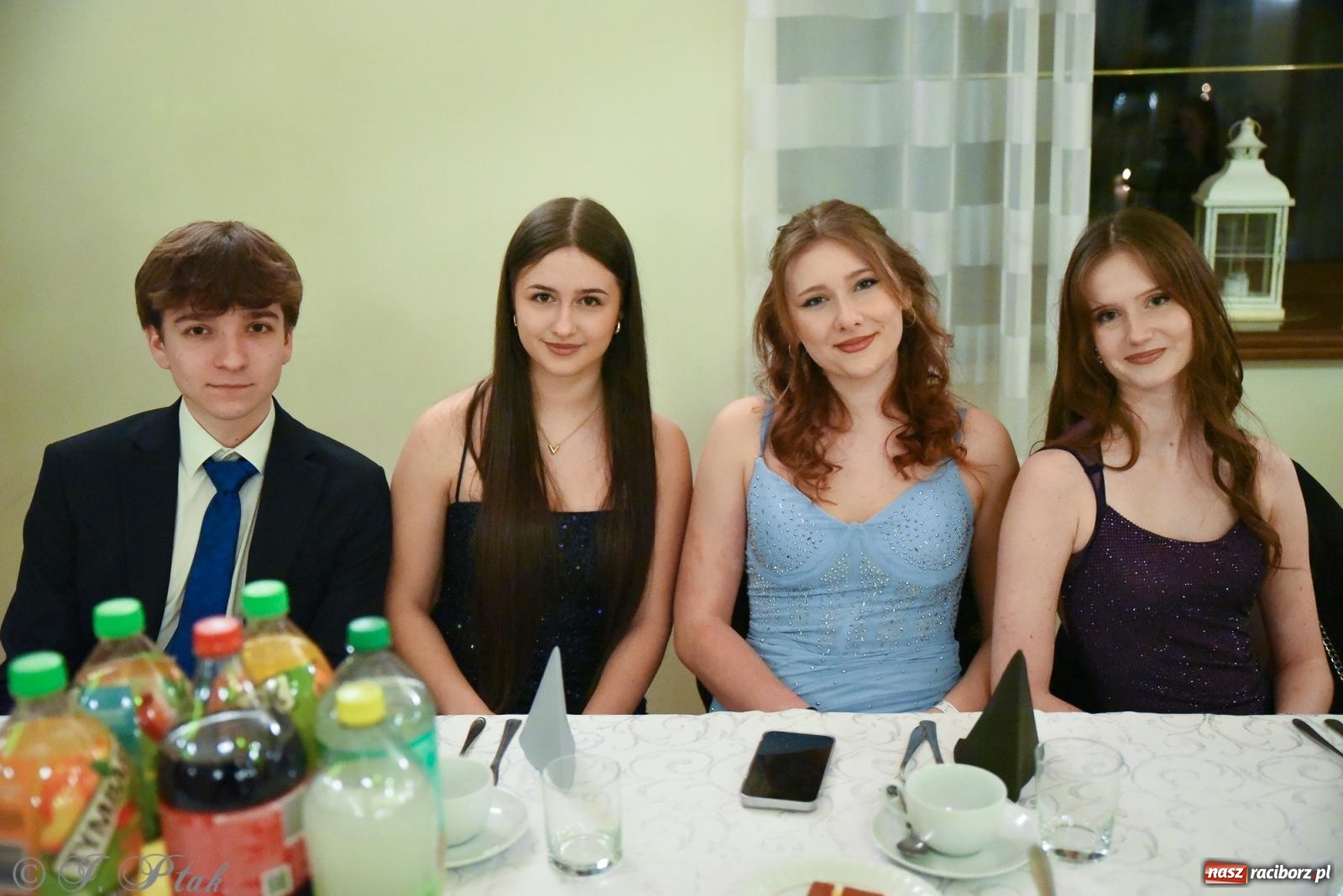 Zdjęcie w galerii na portalu naszraciborz.pl: Razem młodzi przyjaciele! Studniówka II LO z Raciborza [FOTO i WIDEO] wiadomości z regionu