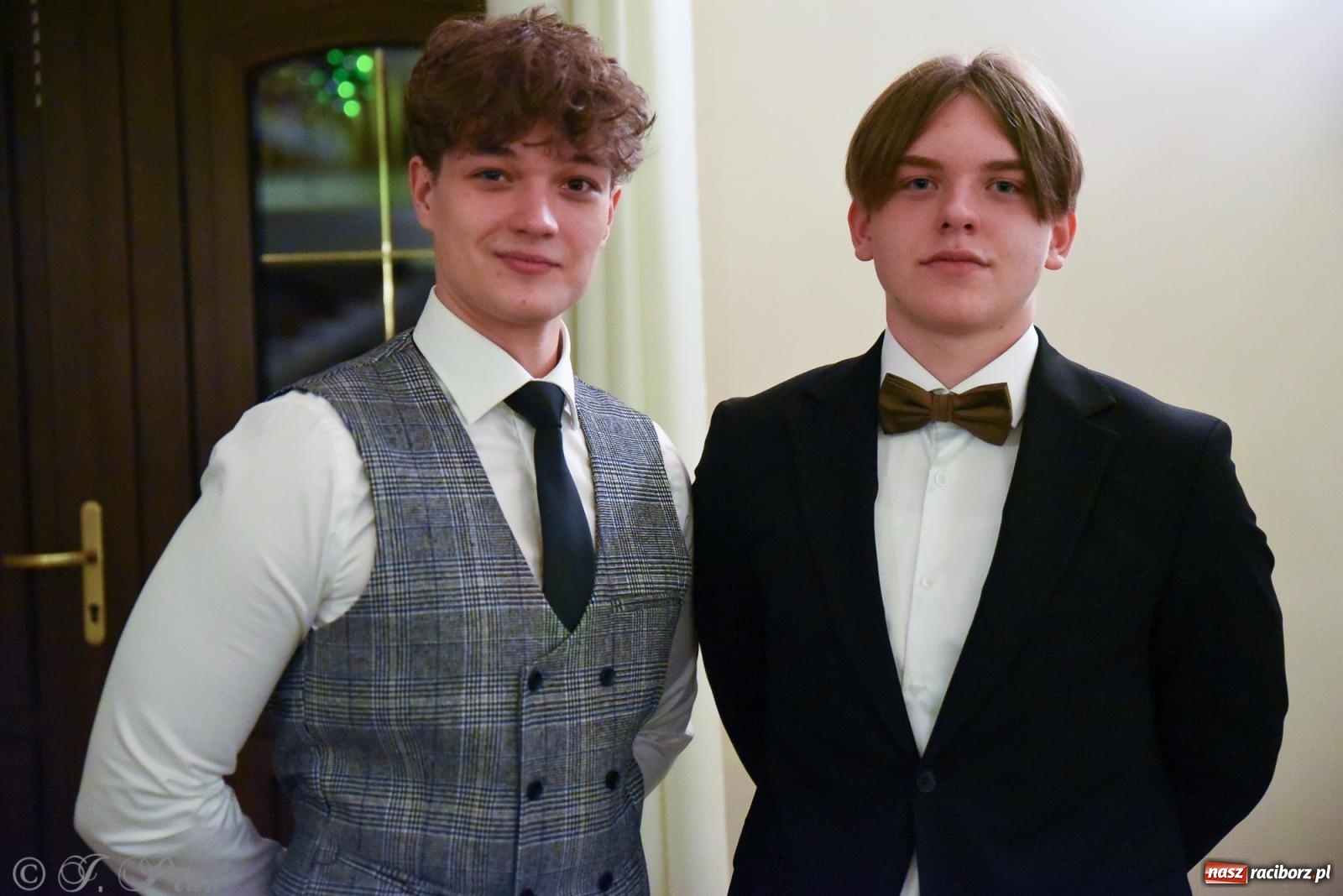 Zdjęcie w galerii na portalu naszraciborz.pl: Razem młodzi przyjaciele! Studniówka II LO z Raciborza [FOTO i WIDEO] wiadomości z regionu