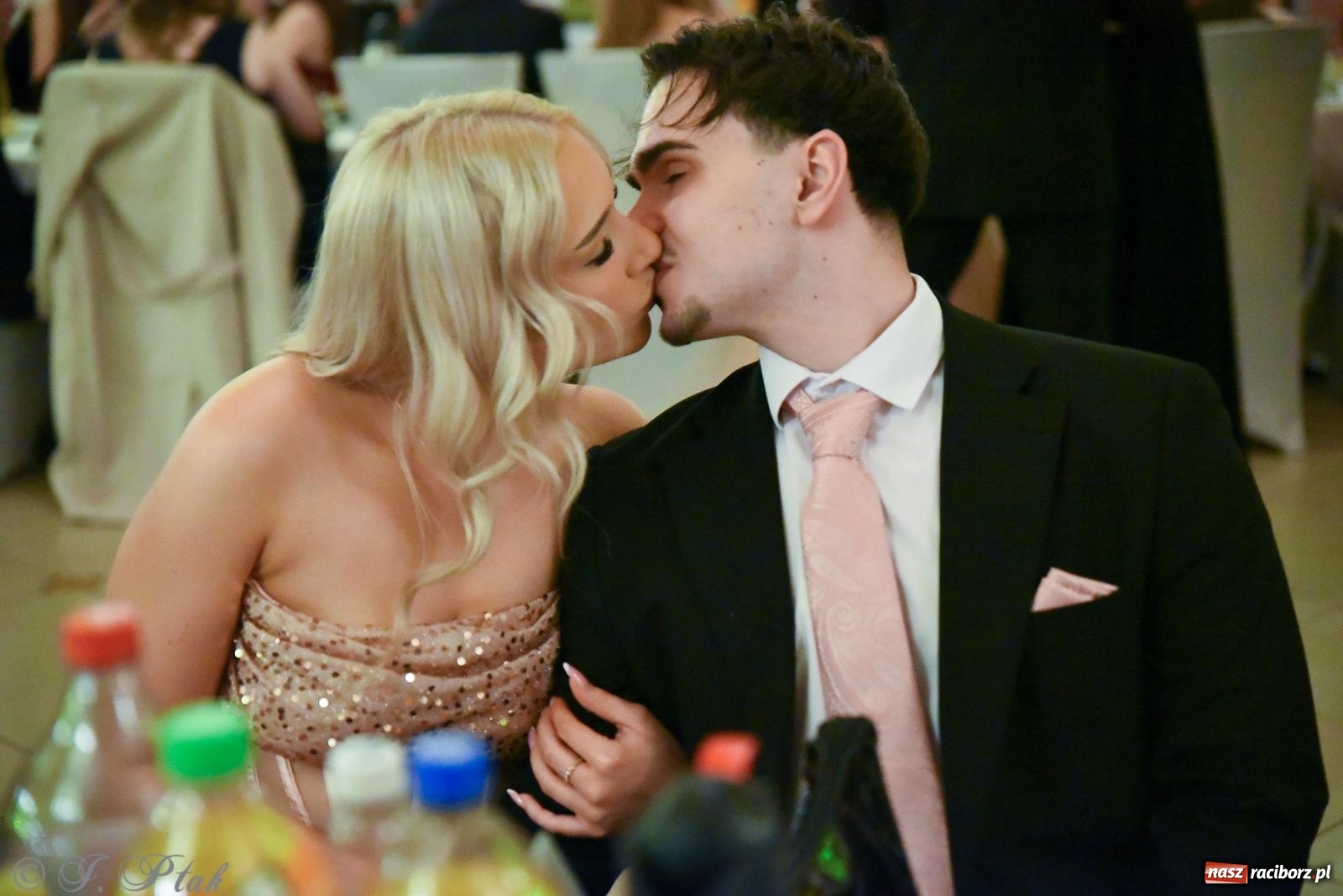 Zdjęcie w galerii na portalu naszraciborz.pl: Razem młodzi przyjaciele! Studniówka II LO z Raciborza [FOTO i WIDEO] wiadomości z regionu